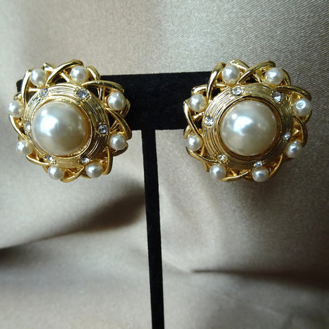 PRETTY 1980s Faux Pearl Vendome Earrings, Lustrous Faux Pearls and Sparkling Rhinestones, Gold Tone Metal, Clip On Earrings, Vintage Earrings, Collectible Jewelry