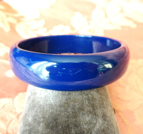 LOVELY Vintage Dark Blue Bangle, 1960s Resin Plastic Bracelet, Collectible Vintage Jewelry
