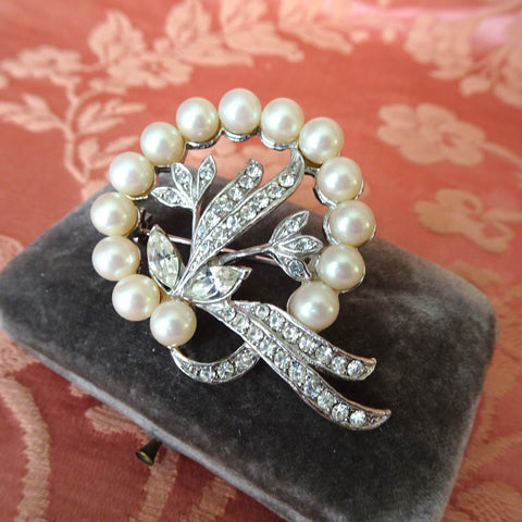 BEAUTIFUL Vintage Brooch, Sparkling Glass Rhinestones and Lustrous Faux Pearls , Trifari Like Design, Mid Century Pin,Collectible Vintage Jewelry