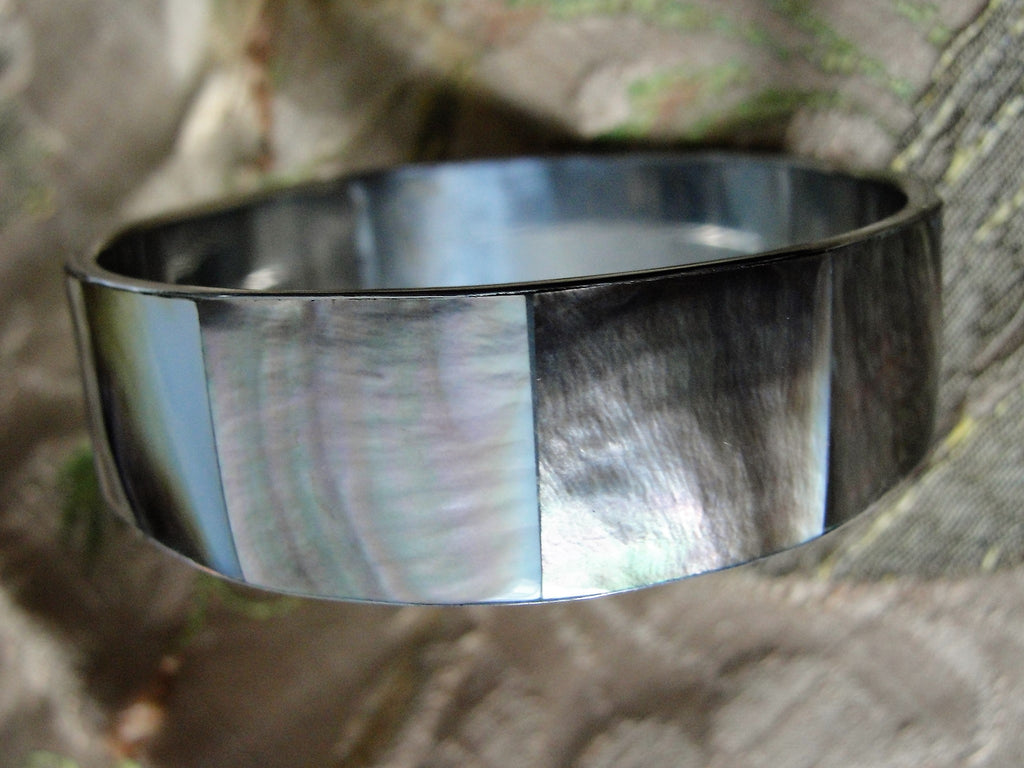 BEAUTIFUL Vintage Bracelet Bangle,Lustrous Abalone Shell Bangle,Pearl Like Grey Shell and Silver Tone Metal, High fashion Vintage Jewelry, Collectible Jewelry