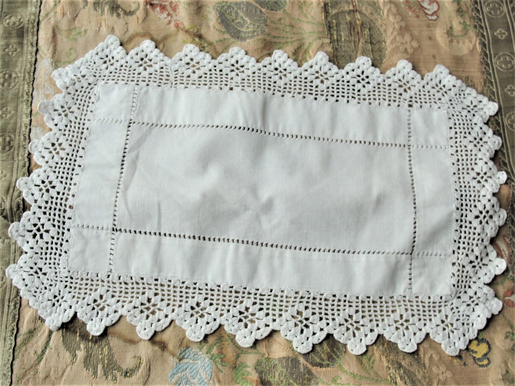 LOVELY Victorian Lace Edge Doily,Tray Cloth,Table Topper,Centerpiece,Decorative Vintage Linens,Chateau Chic,Farmhouse,French Cottage Decor