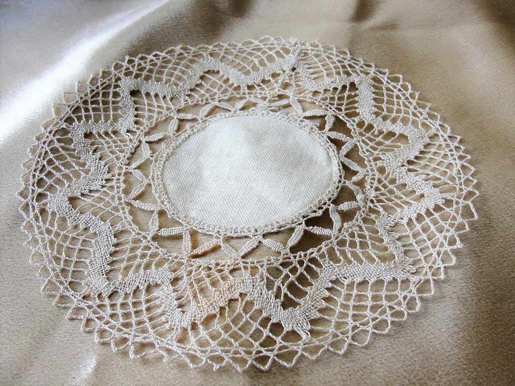BEAUTIFUL 1920s MALTESE Bobbin Lace Edge Linen Doily,Fine Doily,Highly Decorative Doilies,Vintage Linens Chateau Chic,Farmhouse,French Decor