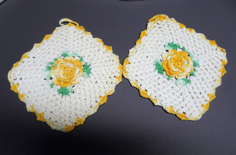 CLASSIC 1950s Vintage Pot Holders Set,Sunny Yellow and White Hand Crocheted Doilies Trivets Kitchen Decor Farmhouse Decor 50s Kitchen Decor
