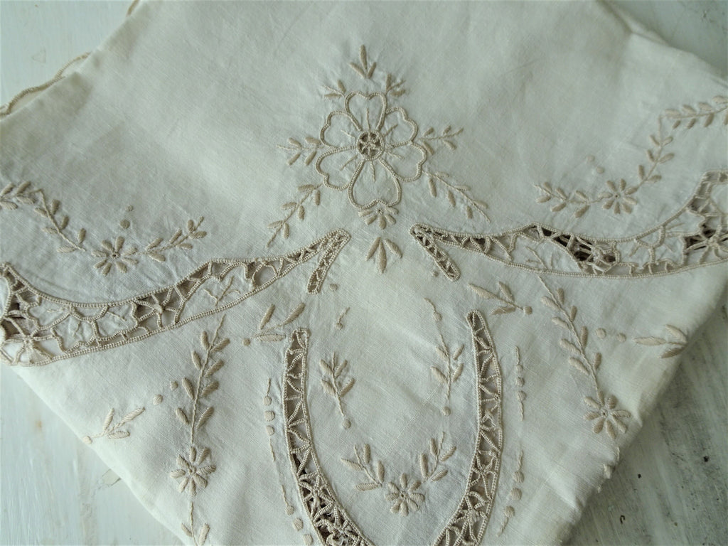 GORGEOUS Vintage MADEIRA Fancy Embroidered Lace Tablecloth, Stunning Hand Work , Fine Dining Tea Table Linens, Luxury Vintage  Linens