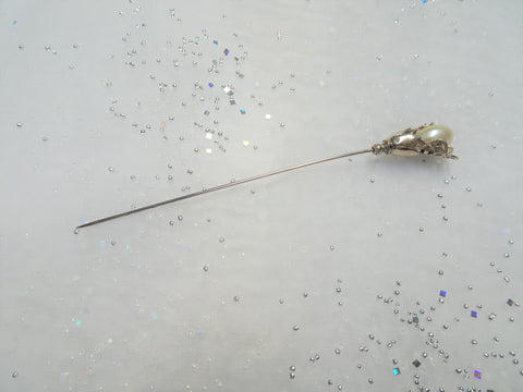 LOVELY Short Hat Pin, Lustrous Faux Pearl, Gold Tone Metal Hatpin, Beautiful Design, Mid Century Hat Pin,Collectible Vintage Hatpins