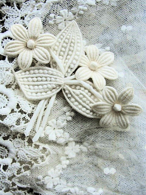 ANTIQUE 1920s Swiss Organdy and Lace Flowers Corsage Brooch Applique Flapper Floral Stamens Millinery Hats Bridal Downton Abbey